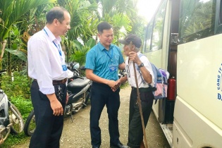 Xã vùng núi Đà Nẵng thuê xe buýt đưa cử tri nơi khó khăn tới điểm bầu cử