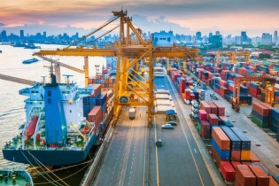 Xuất khẩu vẫn sụt giảm, xuất siêu lập kỷ lục với 21,68 tỷ USD
