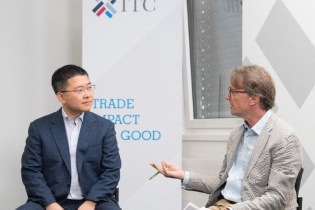 Alibaba.com cam kết mở rộng công cụ AI cho doanh nghiệp siêu nhỏ, nhỏ và vừa