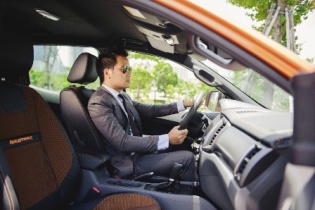 Ford Ranger: Xe bán tải nhắm khách diện vest, ở khách sạn 5 sao