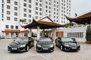 Khách sạn 5 sao đầu tiên mua xe sang Lexus đón khách VIP