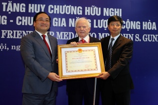 Trao Huy chương Hữu nghị cho chuyên gia năng lượng Ireland 