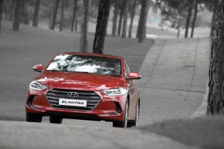 Hyundai Elantra 2016 ra hàng với nhiều trang bị cao cấp, giá giật mình