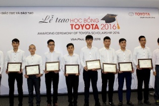Toyota Việt Nam trao học bổng trị giá 700 triệu đồng dành cho sinh viên xuất sắc 