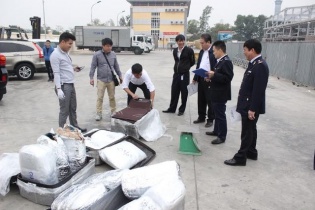 Kiểm tra 3 lô hàng nhập nghi hàng cấm: Vảy tê "đội lốt" văn phòng phẩm