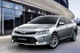 Toyota Camry 2017 đã có mặt tại các đại lý, rẻ hơn bản cũ 101 triệu đồng