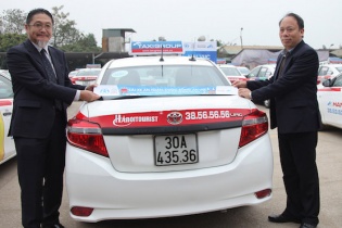 Taxi Group và Vinasun Taxi dán áp phích “Lái xe an toàn, cuộc sống an vui”