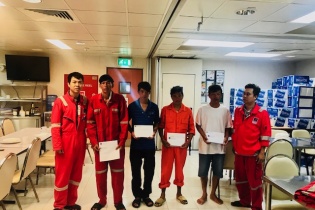 Giàn khai thác trung tâm PQP-HT hỗ trợ 4 ngư dân gặp nạn trên biển