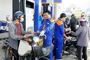 Xăng giảm giá chút đỉnh đúng ngày khai mạc Quốc hội 