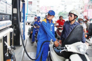 Giá xăng giảm mạnh hơn 1.500 đồng/lít