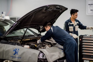 Bảo hành quá 2 giờ, khách được Peugeot hỗ trợ "xế" khác để di chuyển