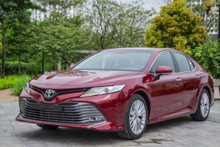 Toyota Camry gây bất ngờ với giá 1,235 tỷ đồng