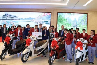 Tổng giám đốc Honda Việt Nam giải thích lý do chọn xe Lead và Winner X tặng hai Đội tuyển bóng đá 