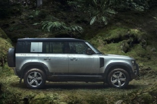 Dòng xe Defender giá khởi điểm từ 3,715 tỷ đồng 