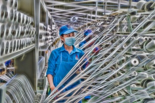 VNPOLY cung ứng 5 tấn sợi DTY phục vụ sản xuất khẩu trang y tế