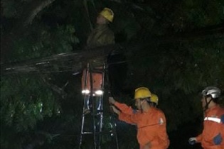 Điện lực Yên Bái trắng đêm khắc phục cấp điện trở lại sau giông lốc 