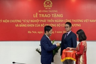 Tổng giám đốc Toyota Việt Nam Toru Kinoshita nhận bằng khen của Chính phủ và tỉnh Vĩnh Phúc 
