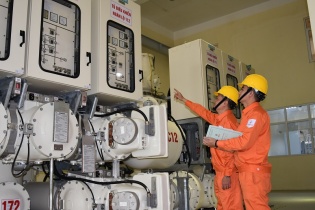 4 tháng, điện thương phẩm chỉ tăng trưởng 2,7% 