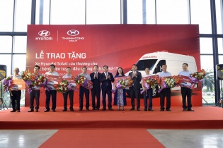 Trao tặng 10 xe cứu thương Hyundai Solati phục vụ phòng, chống dịch Covid-19
