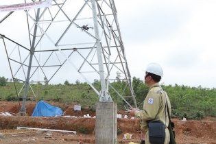Công ty Truyền tải điện 2 dùng flycam giám sát thi công đường dây 500 kV mạch 3 