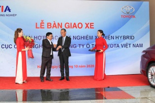 Bộ Công thương được trao xe Camry Hybrid để theo dõi công nghệ hybrid trong thực tế 