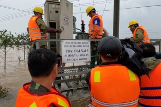 PC Hà Tĩnh vừa lo cấp điện trở lại, vừa giúp dân kiểm tra an toàn điện 