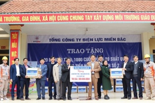 EVNNPC tài trợ học bổng, tặng sách vở cho các điểm trường vùng sâu vùng xa