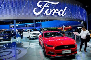 Cổ phiếu Ford giảm 10% do thiếu chip