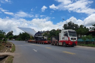 Ngắm thiết bị khủng chở cánh điện gió đi đường núi lần đầu tiên được cấp phép 