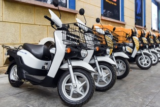 Nhân viên bưu tá dùng xe điện Honda Benly e: để phát thư báo 