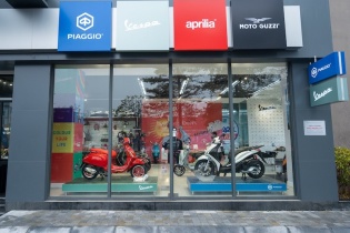 Khách Hà Nội thoả sức chạm tay xe máy phân khối lớn Moto Guzzi và Aprilia 