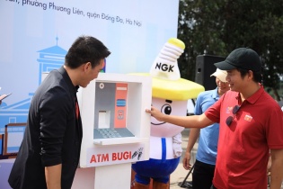 NGK cung cấp ATM bugi để cứu xe máy bị ngập nước 