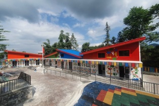 Ngôi trường đầu tiên tại Việt Nam được xây dựng từ rác thải nhựa tái chế