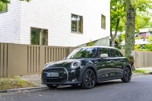 MINI Cooper S 5 cửa Resolute Edition mới năng động và cá tính    