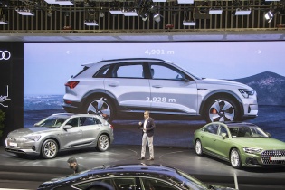 Tiếp bước e-tron GT, Audi e-tron SUV thuần điện cập bến Việt Nam