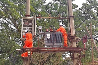 EVNNPC miễn phí lắp đặt công tơ, vệ sinh trạm biến áp cho 890  doanh nghiệp