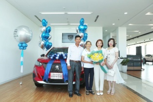 Vận động viên Nguyễn Thị Oanh đã nhận xe Peugeot 2008 được tặng 