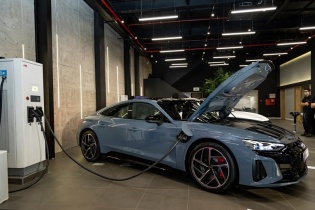 Bộ Tài chính bác đề xuất hỗ trợ 1.000 USD khi mua xe điện 