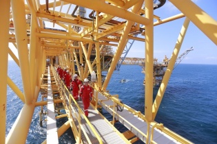 Giá dầu giảm mạnh nhưng doanh thu tháng của Petrovietnam vẫn lập đỉnh mới