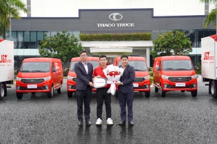 THACO Auto bàn giao lô 140 xe cho J&T Express Việt Nam 