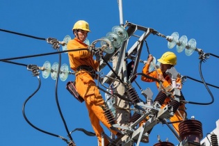Tiết kiệm và điều chỉnh sản xuất góp phần đủ điện trong cao điểm nắng nóng 