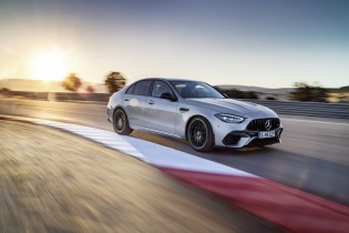 Mercedes-AMG C 63 S E PERFORMANCE giá 4,9 tỷ đồng chờ khách đặt 
