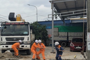 Xung kích EVNNPC nỗ lực từng giờ để cấp điện trở lại sớm nhất 
