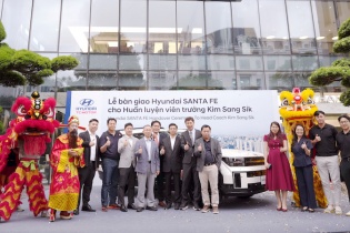Hyundai Thành Công bàn giao xe Hyundai Santa Fe cho HLV Kim Sang-sik
