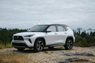 Triệu hồi để kiểm tra lớp keo lót kính nóc toàn cảnh xe Yaris Cross HEV 
