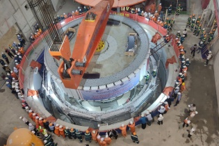 Hạ thành công rotor Tổ máy số 1 Thủy điện Hoà Bình mở rộng