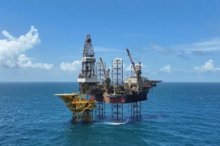 Mỏ Kình Ngư Trắng - Kình Ngư Trắng Nam đón dòng dầu thương mại đầu tiên