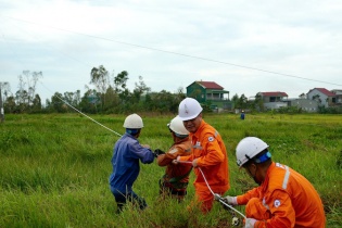 1,6 triệu khách hàng bị ảnh hưởng bão số 5 đã được cấp điện trở lại 
