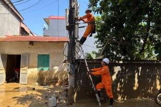 Hơn 70% khách hàng bị ảnh hưởng của bão số 11 đã có điện trở lại