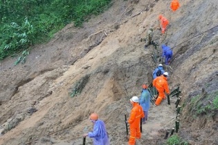 Truyền tải điện Quảng Ngãi phòng chống sạt lở do mưa lớn, bảo đảm vận hành thông suốt